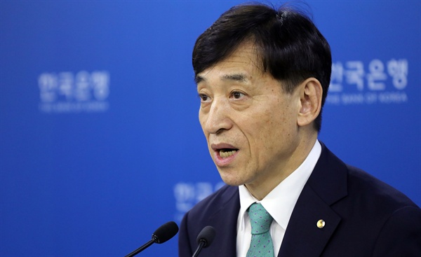 31일 오전 한국은행에서 이주열 총재가 금융통화위원회 결과에 대한 브리핑을 하고 있다.