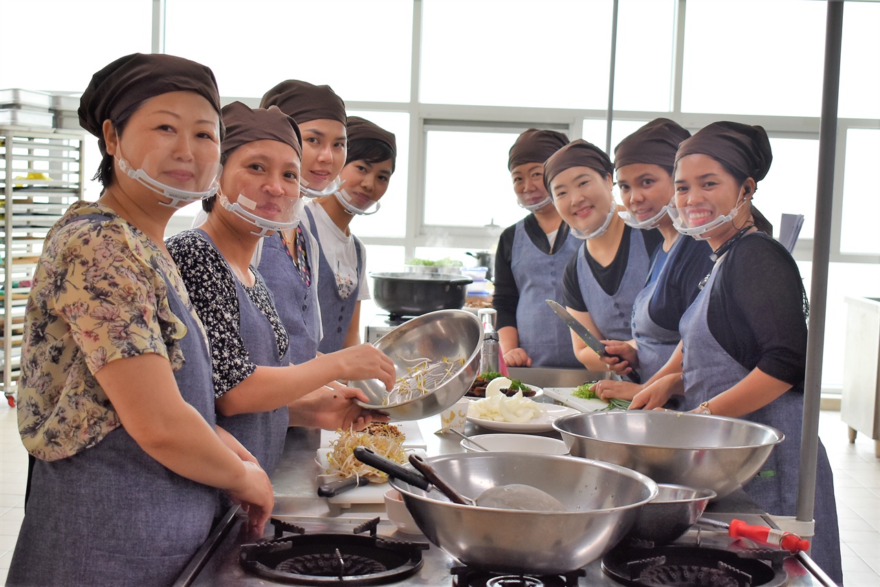 중국, 필리핀, 라오스, 태국에서 온 결혼이주여성들은 지난 4월부터 국가별 테마요리 아이템을 선정해 요리를 배우고 레시피를 완성하며 취창업을 준비하고 있다.