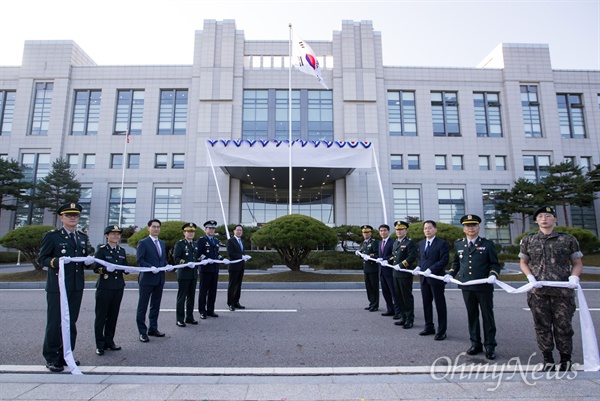 1일 오전 경기도 과천 군사안보지원사령부(옛 국군기무사령부)에서 송영무 국방부 장관과 남영신 초대 군사안보지원사령관 등이 참석해 제막식을 하고 있다.