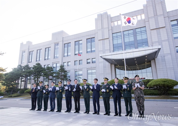  지난 9월 1일 오전 경기도 과천 군사안보지원사령부(옛 국군기무사령부)에서 열린 제막식에서 송영무 국방부 장관(가운데)이 남영신 초대 군사안보지원사령관(오른쪽 여섯번째)등 배석자들과 기념촬영을 하고 있다.