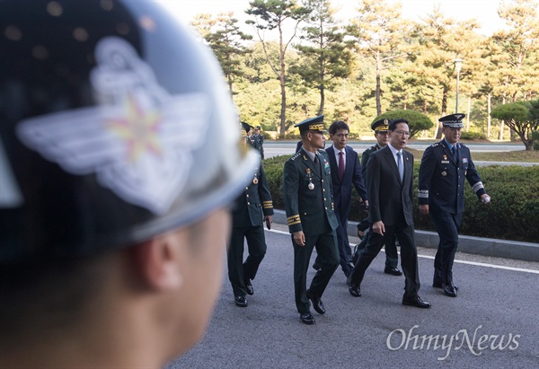 1일 오전 경기도 과천 군사안보지원사령부(옛 국군기무사령부)에서 제막식을 마친 송영무 국방부 장관(오른쪽 두번째)과 남영신 초대 군사안보지원사령관(맨 왼쪽)이 창설식장으로 이동하고 있다.