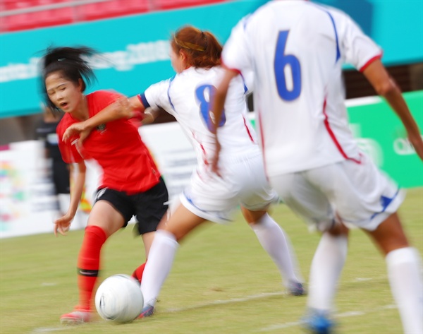   31일(현지시간) 인도네시아 팔렘방 자카바링 스포츠 시티 겔로라 스리위자야 경기장에서 열린 2018 자카르타-팔렘방 아시안게임 여자축구 동메달 결정전 한국과 대만의 경기에서 4대0 승리를 거둔 이민아가 드리블 돌파를 시도하고 있다. 