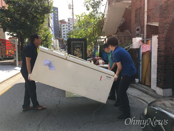 서울 은평구 응암3동이 기습적인 폭우로 침수피해를 본 가운데, 자원봉사자들이 피해복구 작업을 하고 있다.