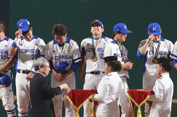 한국 야구, AG 금메달 1일 오후 (현지시간) 인도네시아 자카르타 겔로라 붕 카르노(GBK) 야구장에서 열린 2018 자카르타-팔렘방 아시안게임 결승 한국과 일본의 경기에서 한국 선수들이 우승한 뒤 정운찬 KBO 총재로부터 금메달을 받고 있다.
