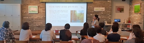 강성미 유기농문화센터 원장이 '제철 채소와 오행밥상'에 대해 강연을 하고 있다.  