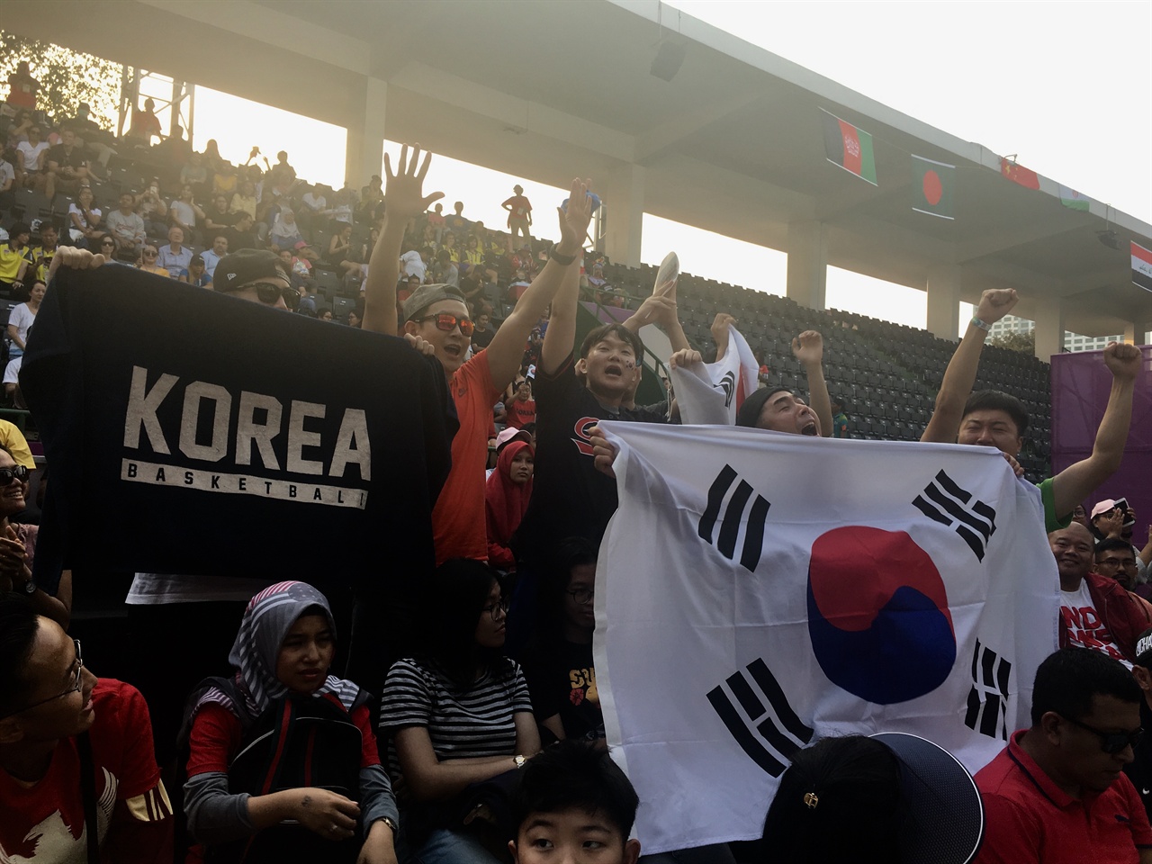 겔로라 붕 카르노(GBK) 3X3 농구장에서 대한민국을 응원하는 한국인의 모습이다.