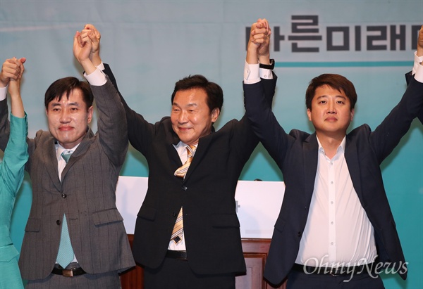 바른미래 전대 1위 손학규, 2위 하태경, 3위 이준석 손학규 바른미래당 신임 대표가 2일 오후 서울 여의도 국회 의원회관 대회의실에서 열린 바른미래당 당대표 및 최고위원, 전국청년위원장 선출대회에서 선출 직후 최고위원들과 함께 손잡고 당원들을 향해 인사하고 있다. 왼쪽부터 2위 하태경 최고위원, 1위 손학규 대표, 3위 이준석 최고위원. 