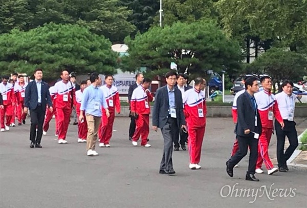  창원세계사격선수권대회에 출전한 북측선수단이 이동하고 있다.