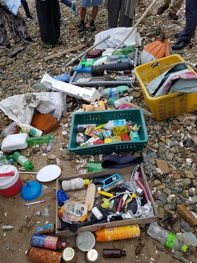 지난 8월 24~25일 통영RCE세자트라숲에서 열렸던 “건강한 바다를 위한 해양생물다양성 주류화 워크숍” 참가자들은 연안 쓰레기 수거 활동을 벌였다.