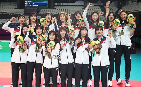 값진 동메달 따낸 여자 배구 선수들 1일 오후(현지시간) 인도네시아 자카르타 겔로라 붕 카르노(GBK) 배구장에서 열린 2018 자카르타ㆍ팔렘방 아시안게임(AG) 여자 배구에서 동메달을 획득한 한국 선수들이 메달을 목에 걸고 기뻐하고 있다. 