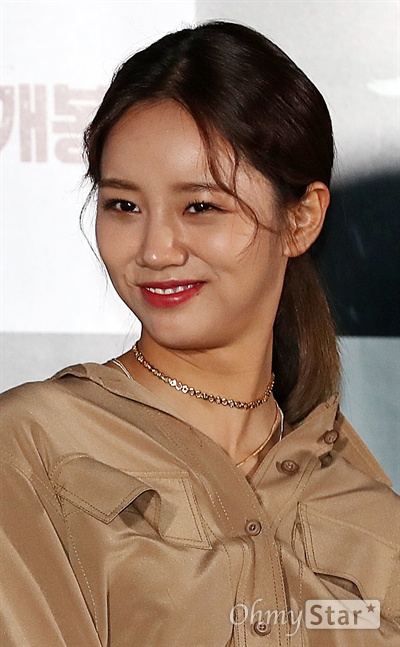 '물괴' 이혜리, 덕선이가 보여요! 배우 이혜리가 3일 오후 서울 롯데시네마건대입구에서 열린 영화 <물괴> 시사회에서 선배 연기자들의 촬영 당시 뒷이야기를 들으며 놀란 모습을 하고 있다. <물괴>는 조선왕조실록에 기록된 중종 22년, 조선에 나타난 괴이한 짐승 '물괴'와 그를 쫓는 사람들의 사투를 그린 크리쳐 액션 사극이다. 12일 개봉.