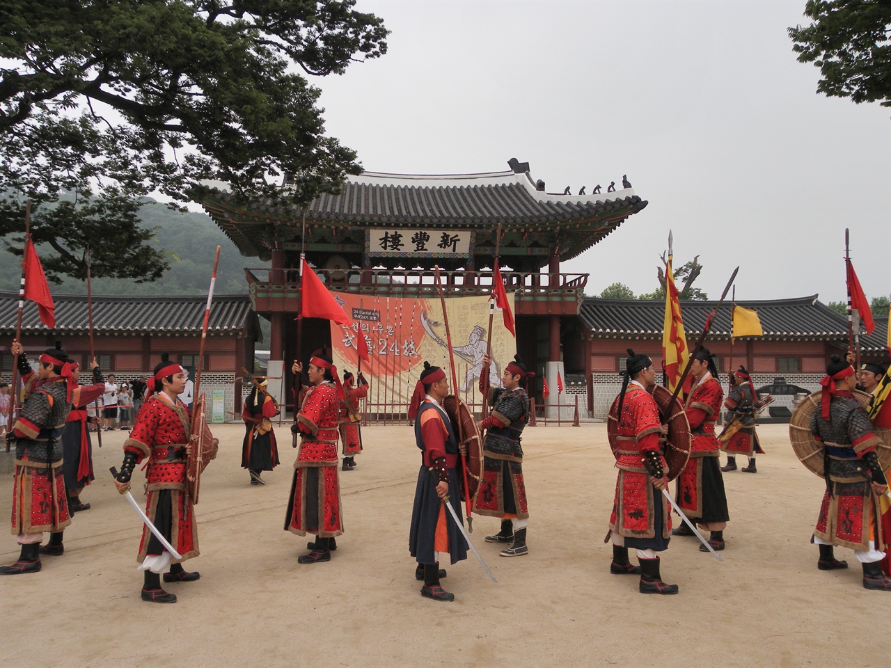 옛날 군인들의 훈련 모습. 경기도 수원시 화성행궁에서 찍은 사진. 