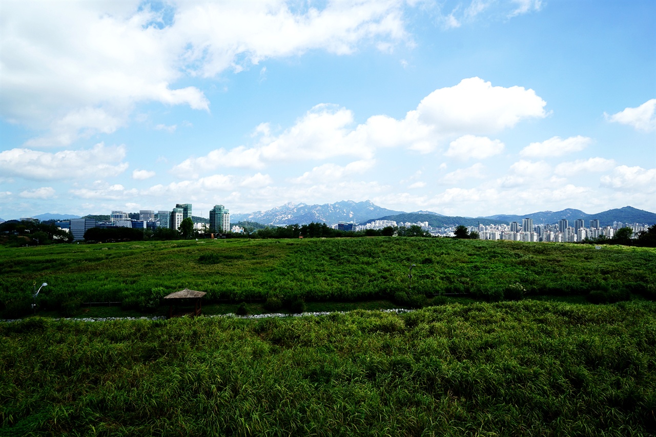 하늘공원 전망대에서 바라본 풍경, 멀리 북한산이 보인다.