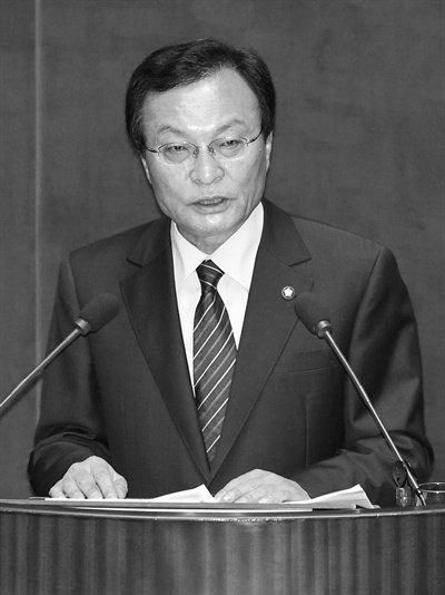 2012년 9월 5일 이해찬 민주통합당 대표가 국회 본회의장에서 교섭단체 대표연설을 하고 있다(컬러사진을 흑백 모드로 전환했다). 