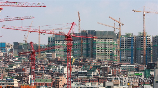 지난 2011년 아파트 건설을 위해 수십대의 타워크레인이 설치된 서울지역 재개발 공사 현장.