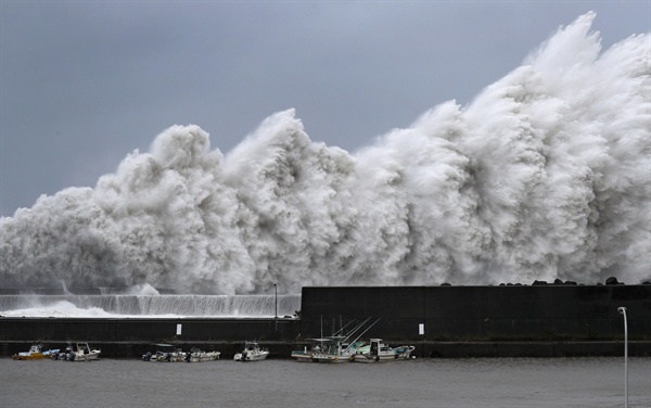 제21호 태풍 제비가 일본 남서부 지역을 상륙한 4일 고치(高知)현 아키(安藝)시의 항구 앞바다에서 거대한 파도가 솟구쳐 오르고 있다.
