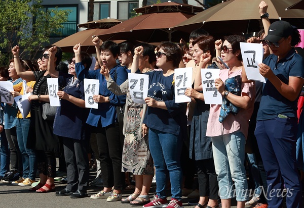 ‘강서서진학교 건립에 따른 서울시교육청과 김성태 의원, 주민대책위 합의 규탄 기자회견’이 5일 오전 종로구 서울시교육청앞에서 전국장애인학부모연대 서울지부, 서울특수학교학부모협의회, 전국통합교육학부모협의회 회원들이 참석한 가운데 열렸다. 이들은 의무교육기관인 특수학교가 기피시설이 아닌데도 불구하고, 한방병원 부지 제공 등 대가성 합의를 한 것은 기피시설 인식을 더욱 강화시켜준 것이며, 설립 예정인 서초구 나래학교, 중랑구 동진학교(가칭) 설립에도 댓가를 지불해야하는 나쁜 선례를 남겼다고 주장했다. 