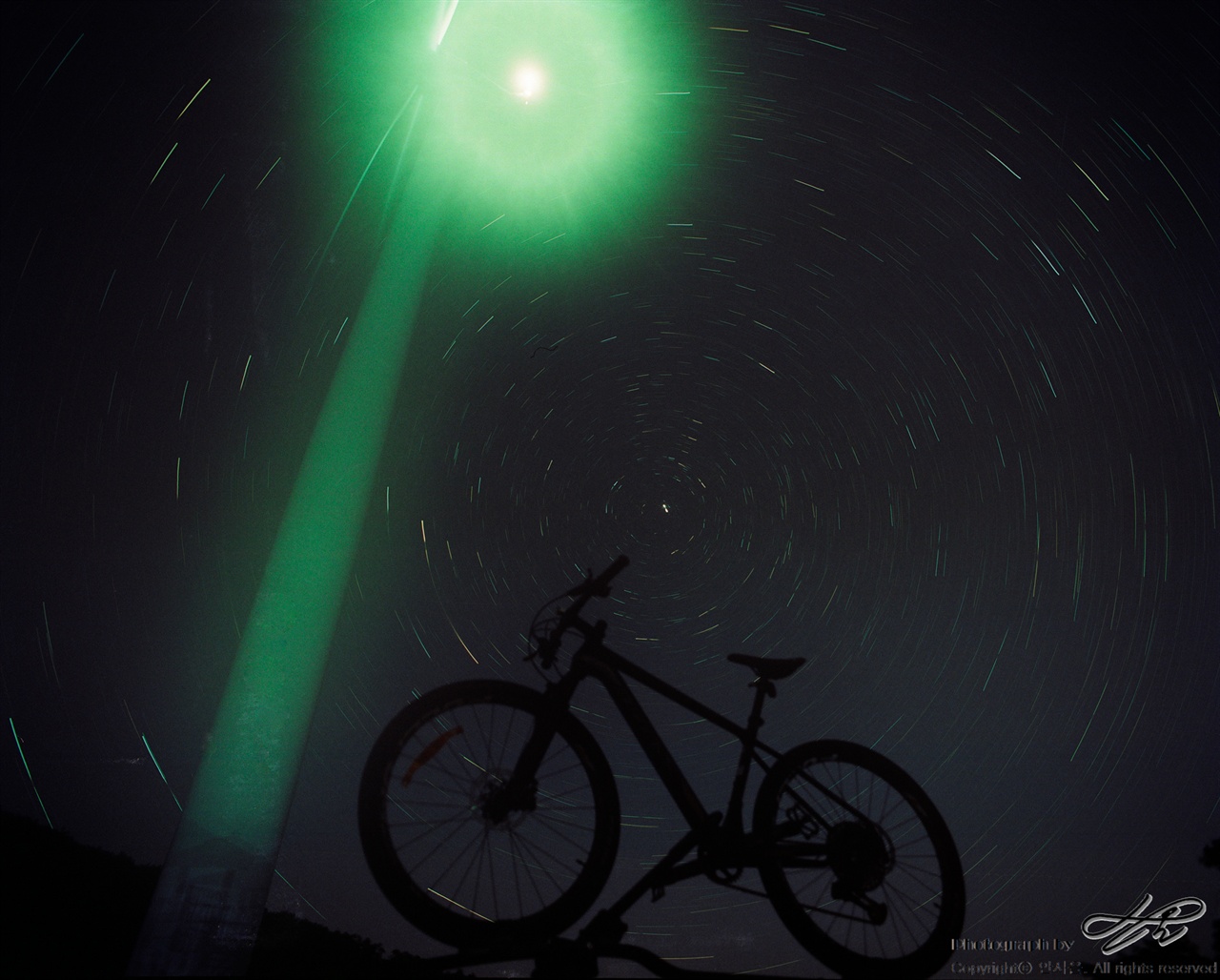 우주를 달리는 자전거 (6*7중형/Pro400H)차 위에 자전거를 올리고 풍력발전기의 조명을 배경 삼아 별 일주 사진을 담았다. 자전거 타는 여정이 많았던 이번 여행을 상징하고자 꾸며본 구성.