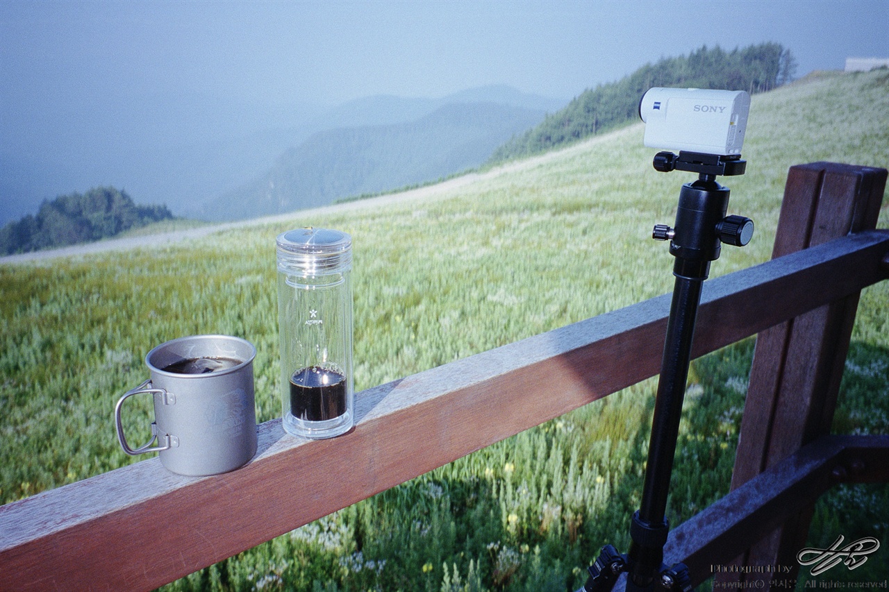커피타임 (35mm/Portra400)챙겨 온 콜드브루 원액과 희석한 커피 한 컵. 밝아 오는 아침을 타임랩스로 기록하는 중.