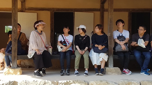 충남 예산군 덕산면에 있는 윤봉길 의사의 생가에 일본 에히메 대학교 학생들이 방문했다.