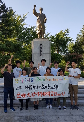 에히메 대학 학생들이 윤봉길 의사 동상 앞에서 기념 촬영을 하고 있다. 