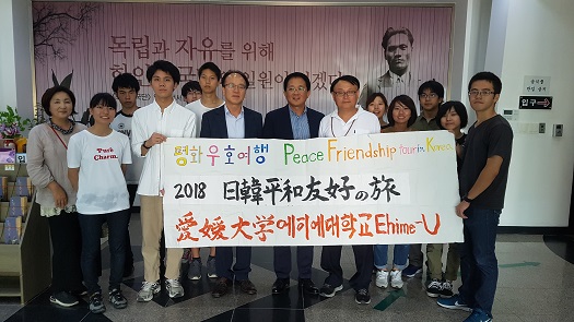 윤봉길 기념관을 방문한 에히메 대학교 학생들. 