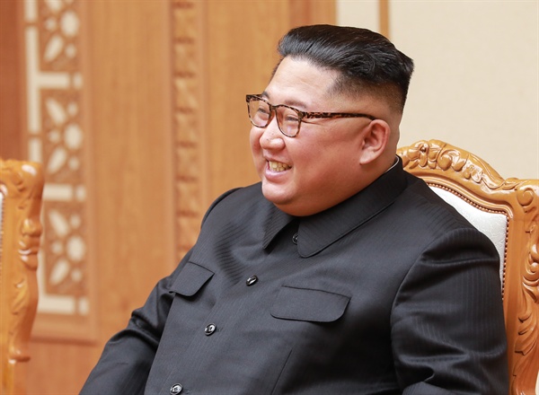 북한 김정은 국무위원장이 지난 5일 북한 평양 노동당 본부청사에서 문재인 대통령의 특별 사절단을 만나 환담하고 있는 모습. 