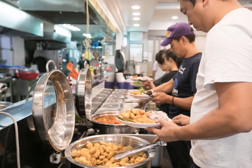 열린식당은 직장인과 젊은 층 사이에도 인기가 높아 다양한 연령층이 소통하는 장이기도 하다.