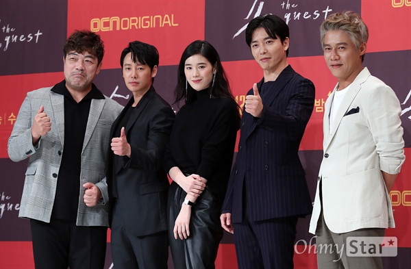 '손 the guest' 악령 대신 성령 강림한 포토타임 6일 오후 서울 영등포의 한 웨딩홀에서 열린 OCN 수목 오리지널 <손 the guest> 제작발표회에서 배우 이원종, 김동욱, 정은채, 김재욱, 박호산이 포토타임을 갖고 있다.
<손 the guest>는 기이한 힘에 의해 벌어지는 범죄에 맞서는 영매와 사제, 형사의 이야기를 그린 한국형 리얼 엑소시즘 드라마다. 12일 수요일 오후 11시 첫 방송.