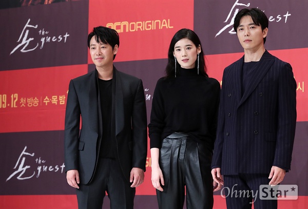 '손 the guest' 김동욱-정은채-김재욱, 악령이 벌벌벌 배우 김동욱과 정운채, 김재욱이 6일 오후 서울 영등포의 한 웨딩홀에서 열린 OCN 수목 오리지널 <손 the guest> 제작발표회에서 포즈를 취하고 있다.
<손 the guest>는 기이한 힘에 의해 벌어지는 범죄에 맞서는 영매와 사제, 형사의 이야기를 그린 한국형 리얼 엑소시즘 드라마다. 12일 수요일 오후 11시 첫 방송.