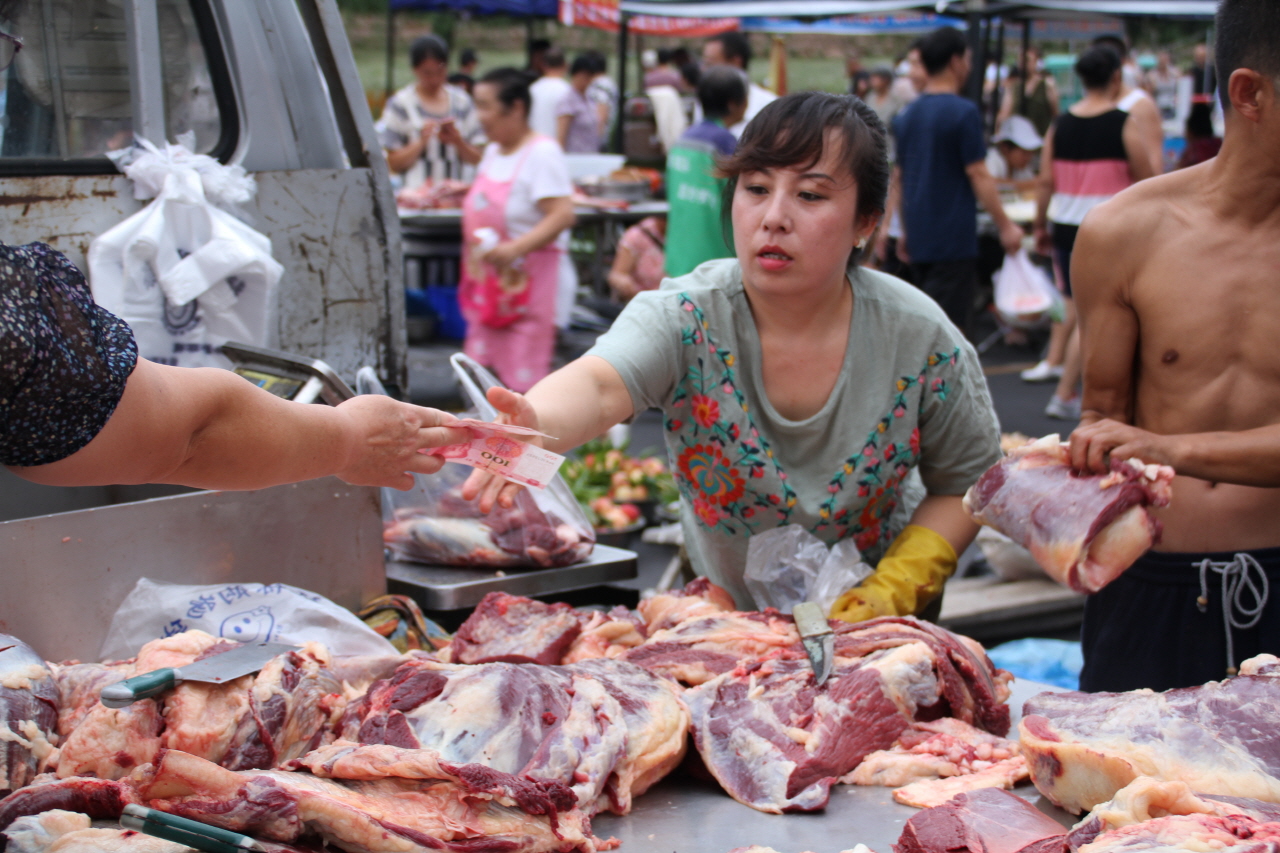 중국 아침 시장에서 돼지고기를 팔고 있는 풍경