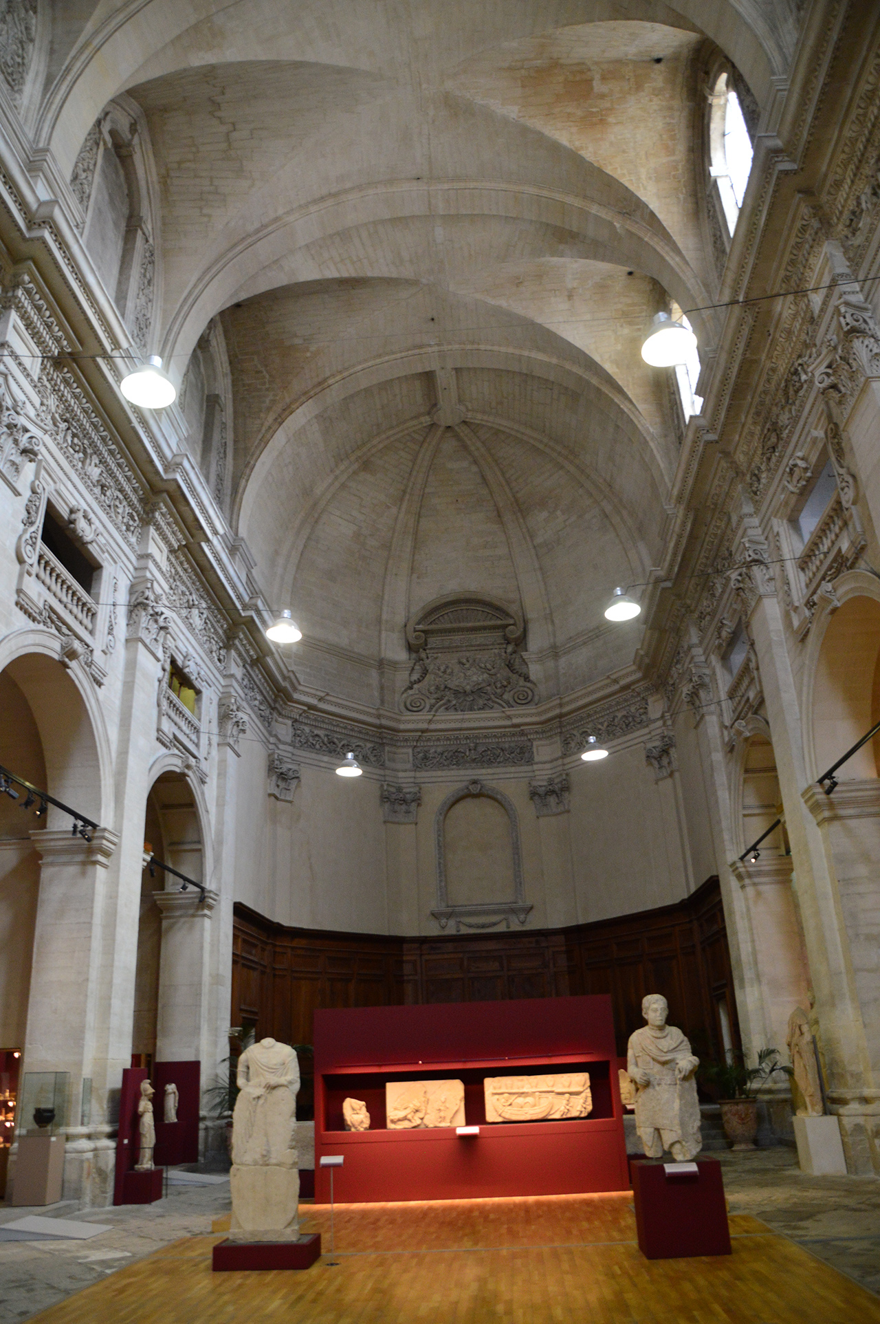 예배당을 개조한 이 박물관은 파사드와 높은 천장이 그대로 남아 있다.