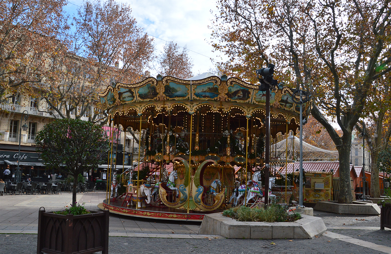 프랑스 사람들이 아끼는 놀이문화 회전목마는 프랑스 도시마다 자리잡고 있다.