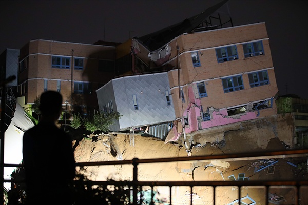 6일 오후 서울 동작구 공동주택 공사 현장에서 지반이 침하돼 근처 상도초등학교 내 유치원 건물이 기울어져 있다.