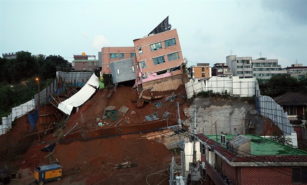 7일 오전 서울 동작구 상도동 다세대주택 공사장의 흙막이가 무너져 근처에 있는 상도유치원 건물이 기울어져 위태롭게 서 있다.