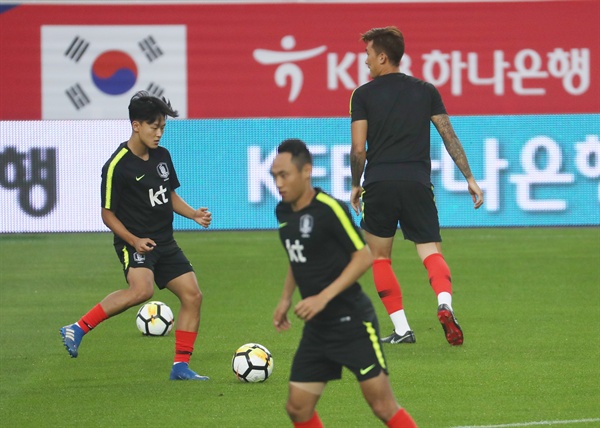 문선민-이승우 가볍게 시작 6일 오후 고양종합운동장에서 한국 축구대표팀 문선민, 이승우 등 선수들이 코스타리카와의 친선경기를 하루 앞두고 훈련을 준비하고 있다. 2018.9.6