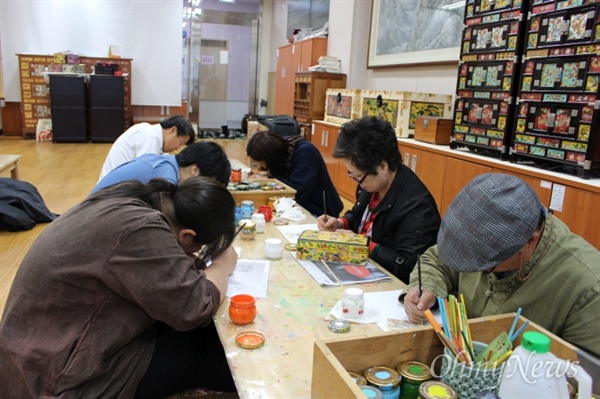 지난해 상반기 전통 문화에술 교육 체험(화각공예) 강좌 모습.
