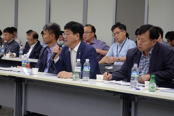 김정호 국회의원이 6일 국토부 청사에서 열린 ‘김해신공항 건설사업 타당성평가 및 기본계획 중간보고’에 참석했다.