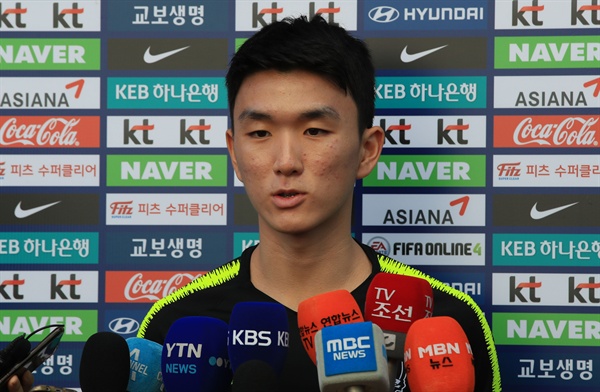 답변하는 황인범 한국 축구대표팀 황인범이 4일 오후 파주 축구대표팀트레이닝센터에서 훈련에 앞서 취재진과 인터뷰를 하고 있다. 2018.9.4
