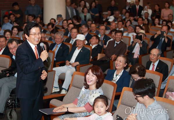 황교안 전 총리의 수필집 ‘황교안의 답 - 황교안, 청년을 만나다’ 출판기념회가 7일 오후 서초구 양재동 매헌윤봉길의사기념관에서 열렸다.