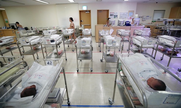 2017년 8월 출생아 수가 3만 명대를 회복했지만 9개월째 두 자릿수 감소율을 기록했다. 2017년 10월 25일 통계청이 발표한 '8월 인구동향'에 따르면 8월 출생아 수가 3만200명으로 1년 전 같은 달보다 10.9% 감소했다. 사진은 이날 오후 서울 중구 제일병원 신생아실 모습. 