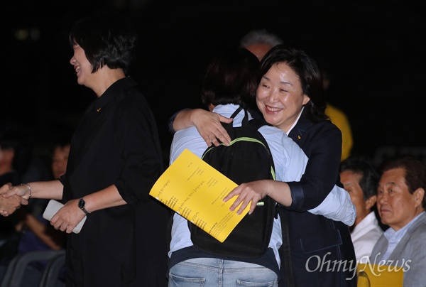 심상정, 노회찬 추모하는 이들과 '와락' 고 노회찬 국회의원 49재를 앞두고 7일 오후 서울 여의도 국회 잔디광장에서 열린 추모문화제에서 심상정 의원이 참석자들과 포옹하고 있다. 