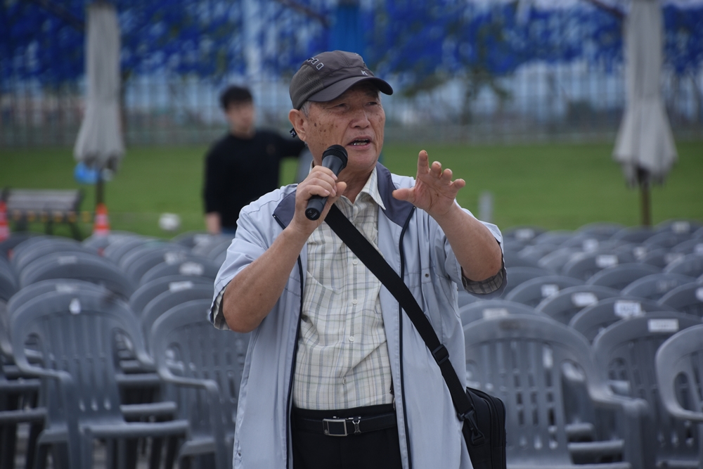 전직 전교조 교사이자 현 덕암정가연구회 대표를 맡고 있는 이영희 선생이 거대한 보가 들어선 이후 낙동강의 심각한 위험성을 경고하고 있다.  