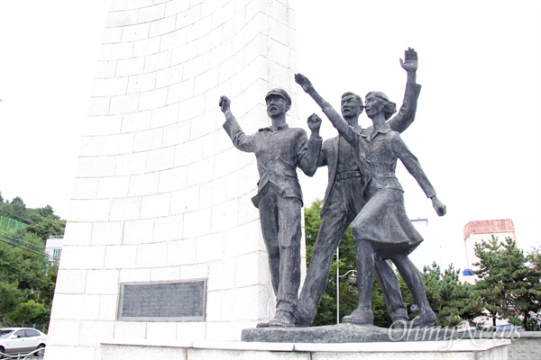 창원시 마산합포구 서성동 84-325에 있는 '3.15의거기념탑' 인물상이다. 이 기념탑은 1962년 7월 10일 건립되었다. 3명의 인물상은 모두 학생을 나타내고 있다. 그런데 당시 노동자와 여성 등 시민들이 중심이었다.