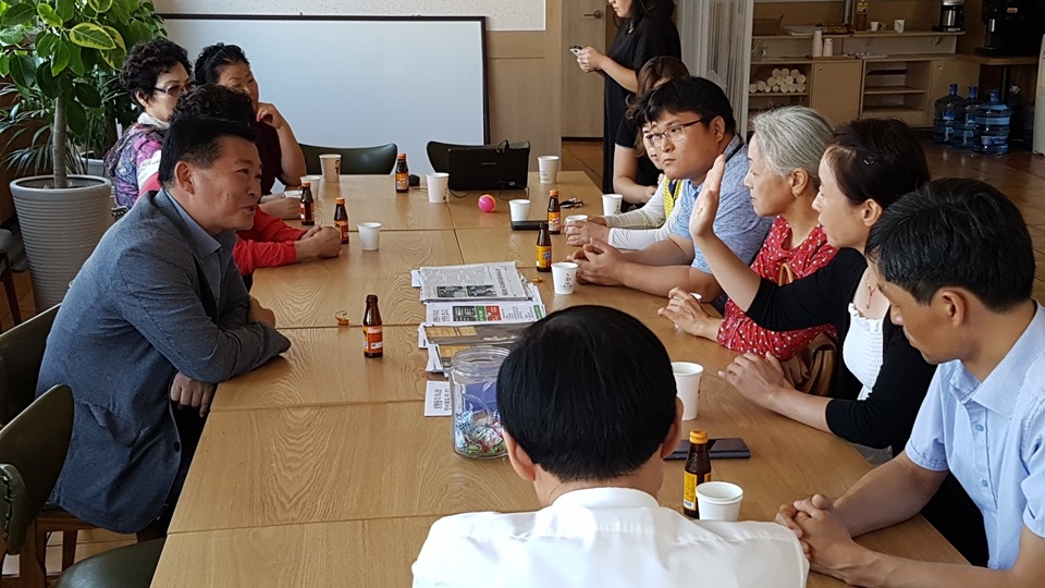 이날 주민들이 참석한 가운데 김 의원은 "저도 모르게 튀어나온 말이 있다면 죄송하고 인정한다“면서 ”의장실에서 고성을 지른 부분과 고압적인 자세를 보인것은 실수를 했다“며 사과했다. 그러면서 “의도적이든지 아니든지 간에 그런 말(욕설)을 들었다면 다시 한번 죄송하고 사과한다.”면서 “이번 일을 통해 많이 배웠으며 앞으로 (언행에) 조심하겠다“는 입장을 다시 한번 전했다.