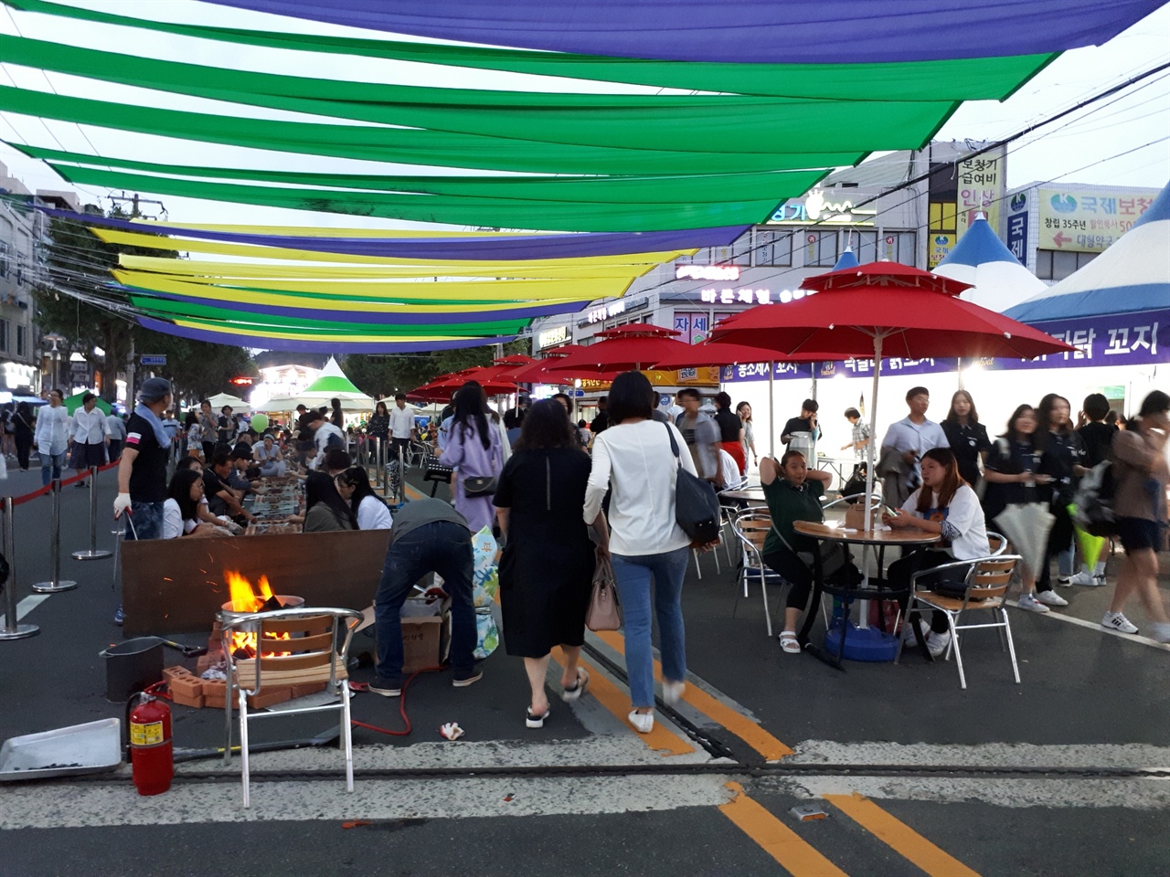 BBQ존에 마련된 즉석 캠핑체험 푸드아트페스티벌 기간 중 남문다리에는 시민들이 직접 BBQ를 즐길 수 있는 체험공간이 마련되어 있다. 