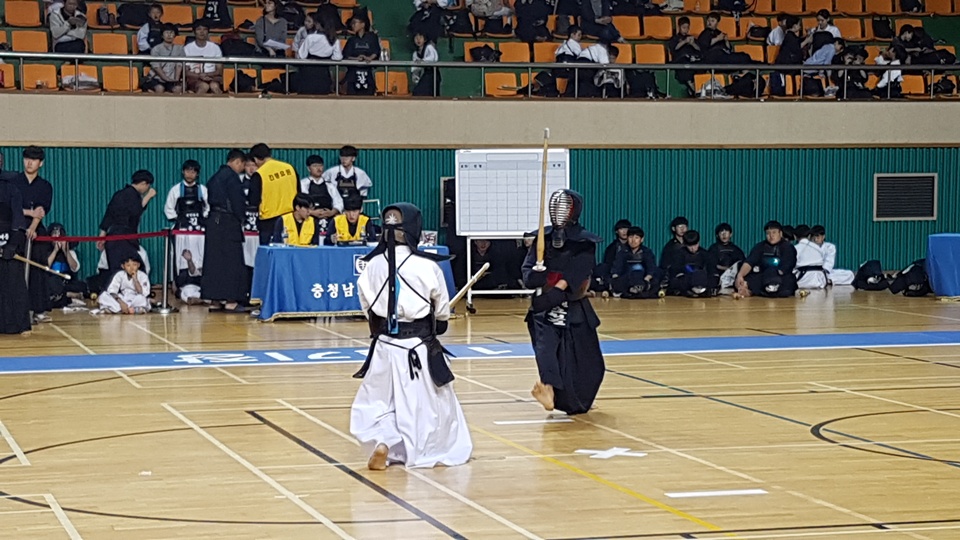  '2018 교육감배 학교스포츠클럽 검도대회'가 열린 홍성 홍주문화체육센터에서 중등부에 참가한 학생들이 자신들의 기량을 선보이고 있다. 