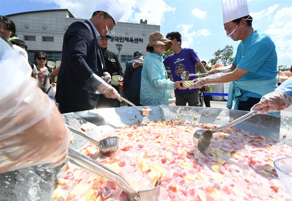 2018거창한마당대축제의 화채 만들기.