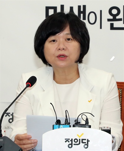 정의당 이정미 대표가 10일 국회에서 열린 상무위원회에서 발언하고 있다.