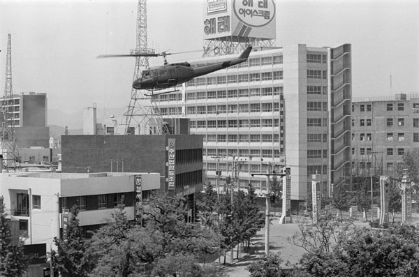 1980년 5월24일 당시 금남로 상공에 헬기가 날아다니고 있다.<5·18기념재단 제공>